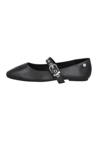 Zapato plano negro con punta afilada y una correa ancha con hebilla de plata. Hecho de cuero suave, presenta una suela plana y acentos mínimos.
