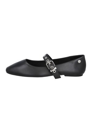 Zapato plano negro con punta afilada y una correa ancha con hebilla de plata. Hecho de cuero suave, presenta una suela plana y acentos mínimos.