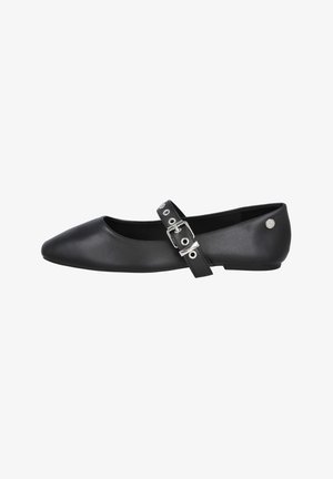Zapato plano negro con punta afilada y una correa ancha con hebilla de plata. Hecho de cuero suave, presenta una suela plana y acentos mínimos.