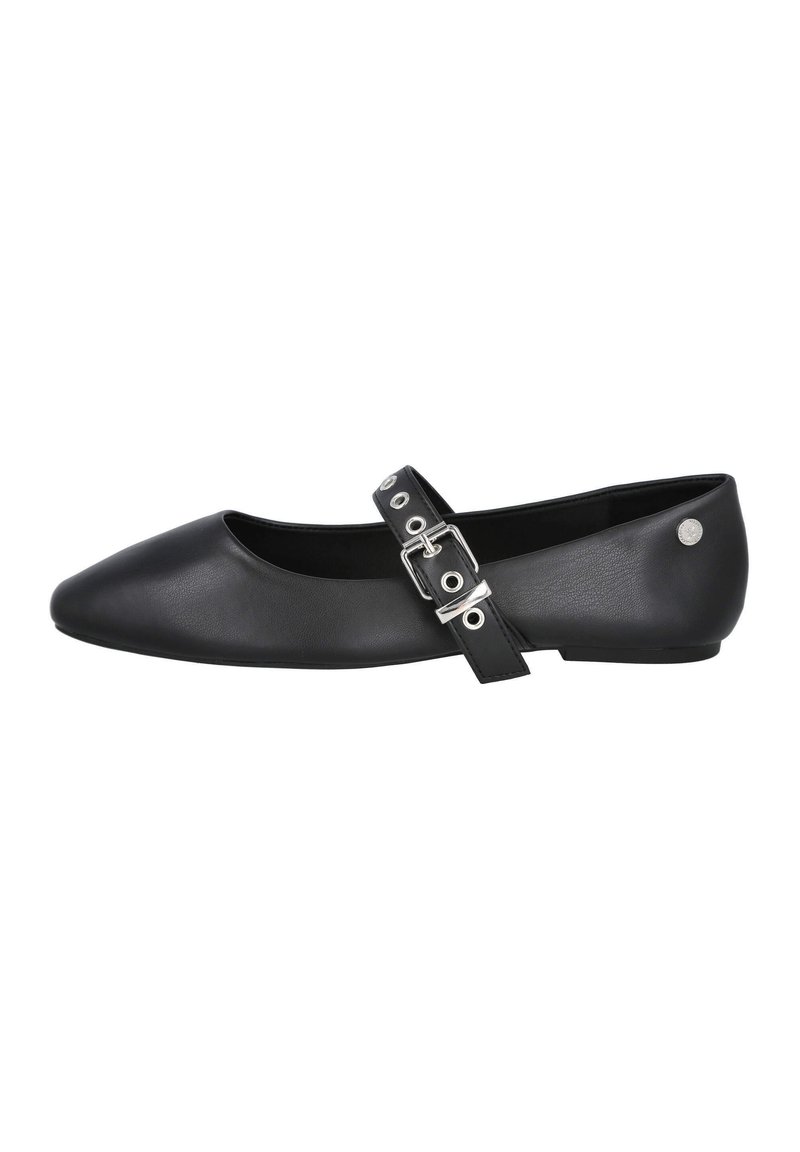 Zapato plano negro con punta afilada y una correa ancha con hebilla de plata. Hecho de cuero suave, presenta una suela plana y acentos mínimos.