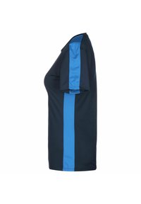 Svart sporttröja med blå sidostripes, kortärmad, rund hals och ventilerande tygtextur.