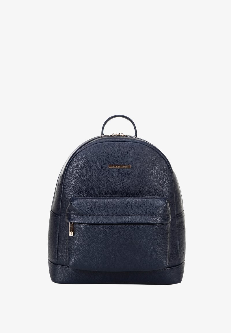 Mochila de cuero azul marino con un diseño redondeado, superficie texturizada, bolsillo con cremallera en la parte frontal y un asa en la parte superior para llevarla.