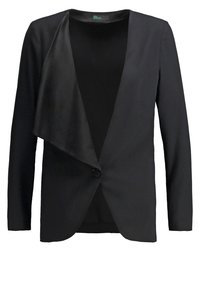 Czarna marynarka damska z długimi rękawami, zapięciem na jeden guzik oraz asymetrycznym satynowym kołnierzem.