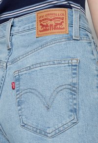 Levi's® HIGH WAISTED MOM JEAN - Mom Jeans - light-blue