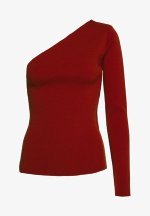 Asymmetrische rode gebreide top met één lange mouw en een halslijn die diagonaal van de schouder naar de borst loopt. Gladde textuur, nauwsluitend ontwerp.