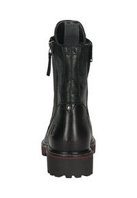 Schwarze Leder-Stiefelette mit strukturiertem Finish, Reißverschluss hinten und einer robusten Sohle mit rotem Akzent. Verfügbar mit niedrigem Absatz und metallischen Beschlägen.