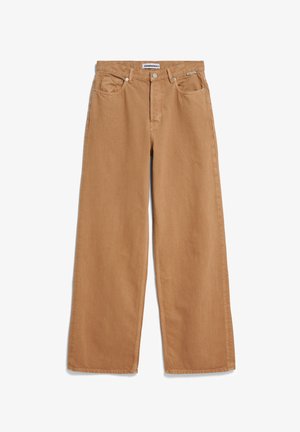 Bredde ben, brune denimbukser med fem lommer, knaplukning og bæltestropper; stoffet ser blødt ud med en let glans.