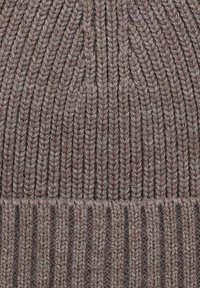 Brązowa czapka dziana z pionowym prążkowaniem, charakteryzująca się miękkim i elastycznym fasonem. Tkanina wydaje się gruba, zapewniając ciepło i komfort.