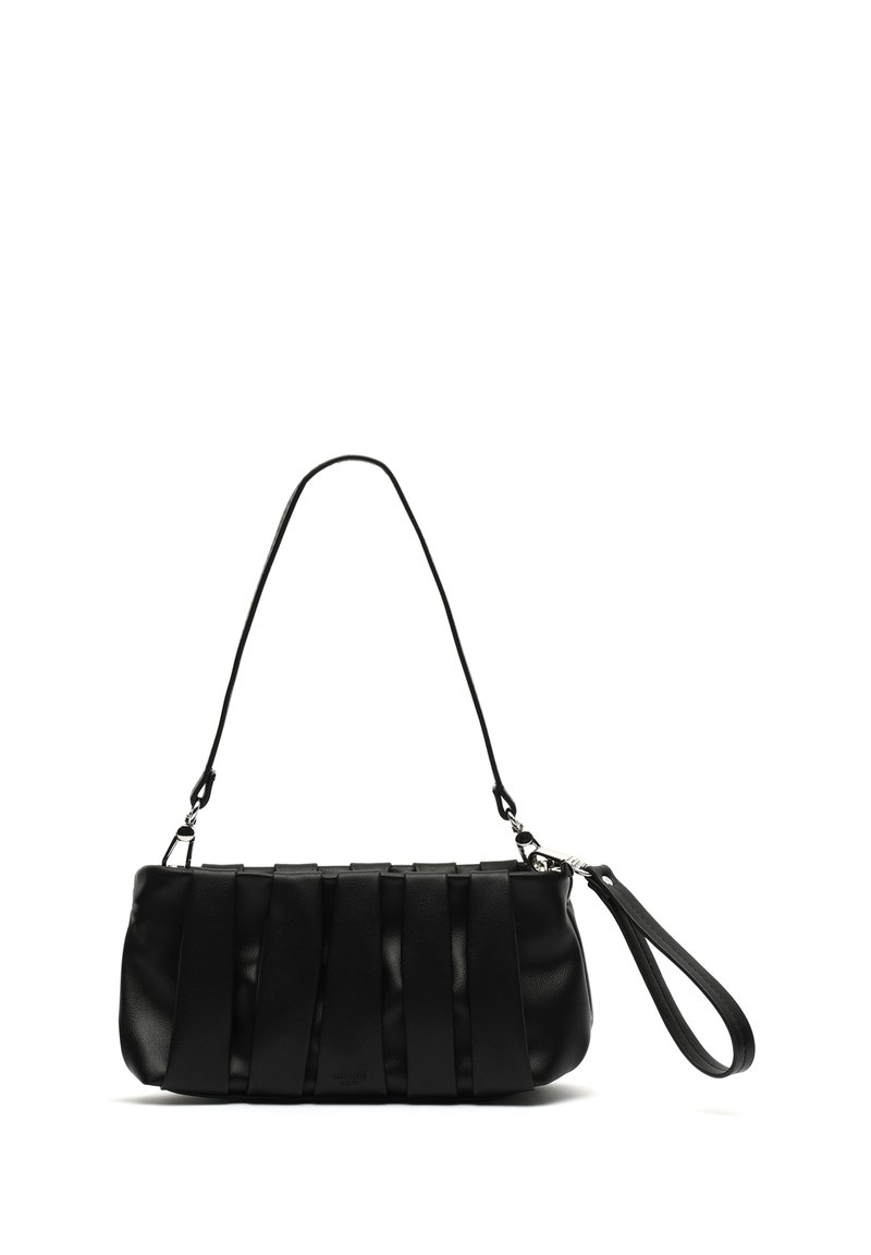 Borsa a spalla in pelle nera con un design testurizzato e tracolla. Caratterizzata da dettagli arricciati e da un cinturino rimovibile. Forma compatta e snella.