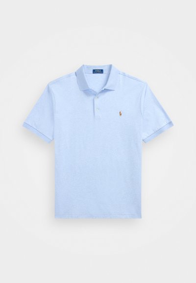 Šviesiai mėlynas polo marškinėliai su tekstūruotu paviršiumi, trumpomis rankovėmis ir trimis mygtukais. Apykaklėje ant kairiojo krūtinės siuvinėtas mažas logotipas.