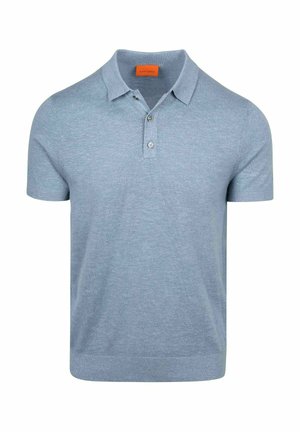 Lichtblauw poloshirt met korte mouwen, twee knopen en kraag, gemaakt van zacht gebreide stof, afgebeeld op een effen witte achtergrond.