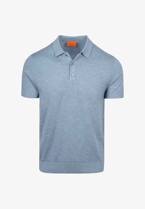 Lichtblauw poloshirt met korte mouwen, twee knopen en kraag, gemaakt van zacht gebreide stof, afgebeeld op een effen witte achtergrond.