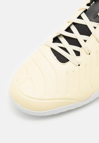 Nike Performance TIEMPO LEGEND 10 CLUB - Indoor football boots - lemonade/black/metallic gold coin
