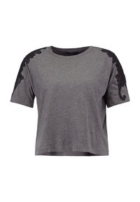 Camiseta gris corta con mangas cortas, con acentos de encaje negro en los hombros y un escote redondeado. Textura suave, ajuste casual.