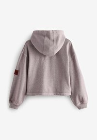 Felpa con cappuccio tagliata in tessuto grigio chiaro con polsini e orlo a coste. Presenta una finitura testurizzata e una toppa rossa del marchio sulla manica.