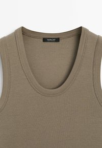 Olijfgroen geribbeld mouwloos shirt met een ronde halslijn, voorzien van een vlakke, gestikte zoom en een klein label met de tekst "Massimo Dutti."