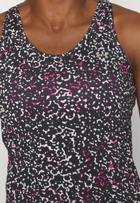 Svart atletisk linne med ett spritt rosa och vitt abstrakt mönster. Slät tyg med rundad halsringning och breda axelband.