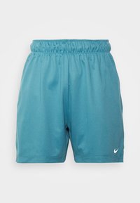 Teal urheilusortsit, joissa on elastinen vyötärö, sileä pinta ja pieni valkoinen Nike-logo oikeassa alakulmassa.
