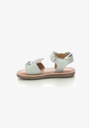 Silberne und mintgrüne Leder-Sandale mit abgerundetem Zehenbereich, im Design eines Katzenkopfes, verstellbarem Riemen und brauner Gummisohle.