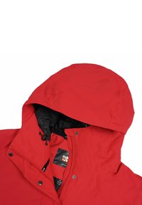 Giacca impermeabile rossa con cappuccio, caratterizzata da una chiusura a zip e bottoni a pressione, fodera interna nera e etichetta interna. Texture liscia, design minimalista.
