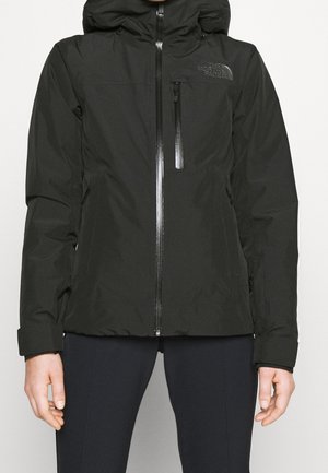 Schwarze The North Face Kapuzenjacke mit Front- und Brusttaschen mit Reißverschluss, getragen von einer Person, die von den Schultern bis zur Hüfte gezeigt wird.