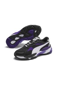 Schwarze Sportsneaker mit lila und weißen Akzenten, aus Mesh-Gewebe, mit strukturierten Sohlen und einem gepolsterten Design für Komfort.