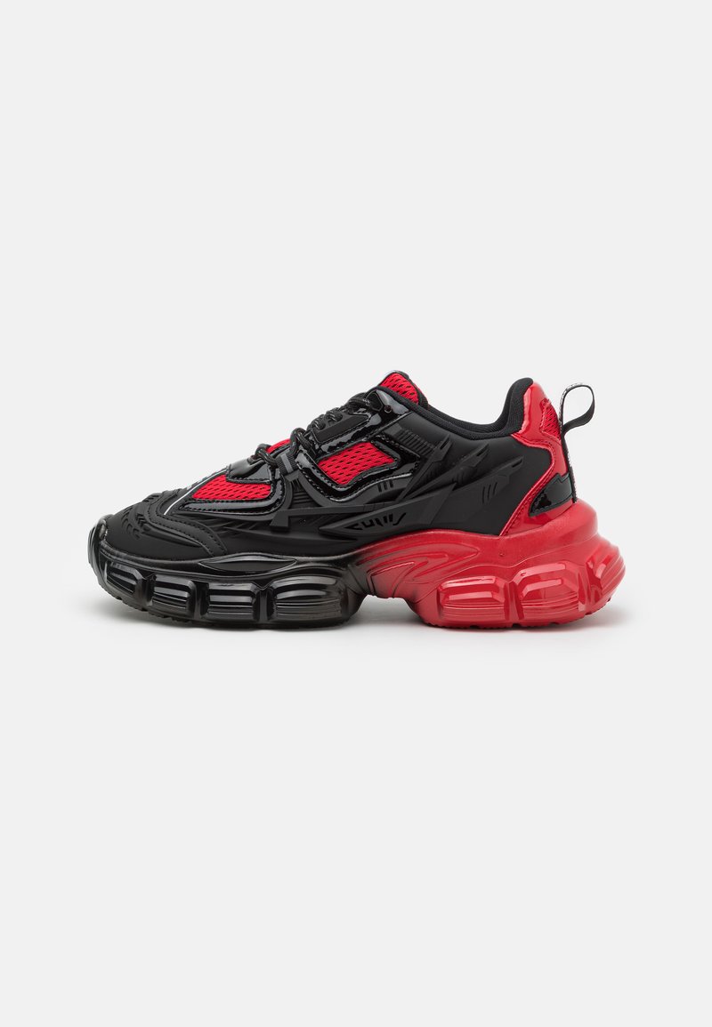 Schwarze und rote Sneaker mit einer strukturierten Oberfläche, Mesh-Details und dicken, gepolsterten Sohlen, die von Schwarz nach Rot übergehen.
