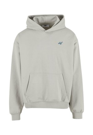 Jasnoszara bluza z kapturem wykonana z miękkiego materiału, z kieszenią z przodu, ściągaczami na rękawach i małym niebieskim logo na klatce piersiowej.
