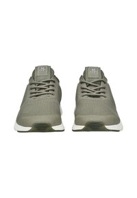 Paire de baskets en maille vert olive avec semelles blanches, design à lacets et logo "M OP" sur les étiquettes de la languette, vues de face.