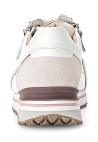 Sneaker bianco e beige con materiali in suede e pelle, dotato di suola marrone, cerniere posteriori e grip in gomma testurizzata sul fondo.
