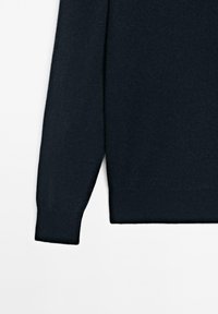 Dunkelblauer Pullover mit glatter Textur, langen Ärmeln und gerippten Bündchen, mit einem einfachen, klaren Design ohne Muster oder Akzente.