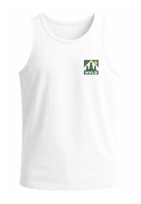 Weißes Baumwoll-Tanktop mit einem kleinen grünen und blauen Logo mit Bergen und Bäumen auf der linken Brustseite. Flacher Ausschnitt und ärmelloses Design.