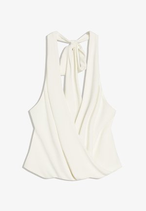 Ærmeløs hvid haltertop med dyb V-udskæring både foran og bagpå, med stofbindelukning ved nakken.