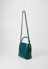 Geantă de mână din piele teal, cu o formă structurată, mânere duble și o curea detașabilă. Prezintă un accent argintiu și un design minimalist.
