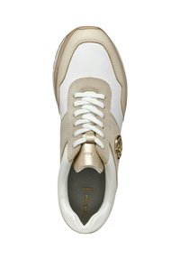 Sneaker bianco e beige con tomaia in suede e pelle liscia, punta rotonda, lacci bianchi e dettaglio del logo in tono oro sul lato.