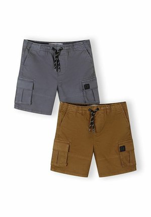 Dwie pary szortów cargo, jedne szare, drugie brązowe, każda z elastycznym pasem ze ściągaczem oraz bocznymi kieszeniami z klapami.