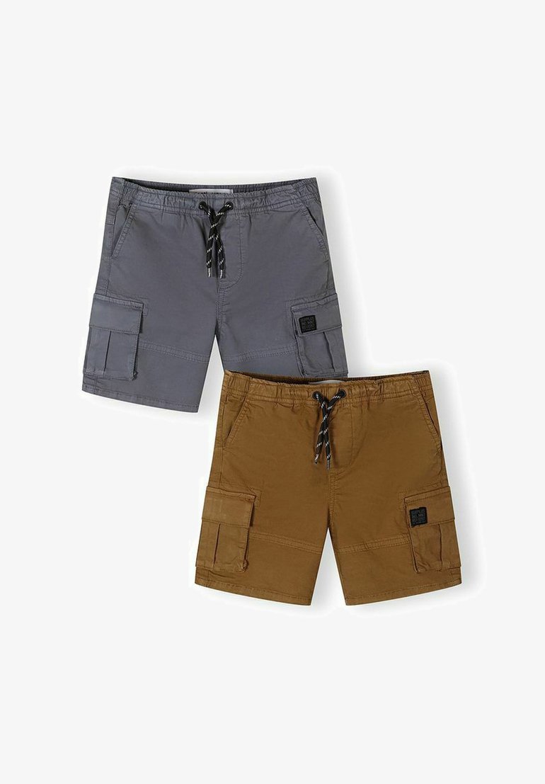 Deux paires de shorts cargo, une grise et une marron, chacune dotée d'une taille à cordon et de poches latérales avec rabats.