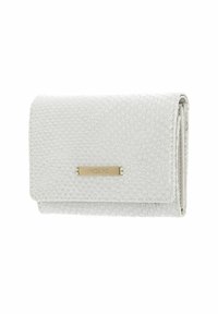 Portefeuille blanc texturé avec motif hexagonal, fermeture à rabat, et petite plaque métallique dorée gravée de "PICARD" à l'avant.