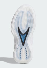 Den hvite sålen på den atletiske skoen har et sikksakkmønster, gjennomsiktige seksjoner og en svart og blå detalj i midten for bedre grep.