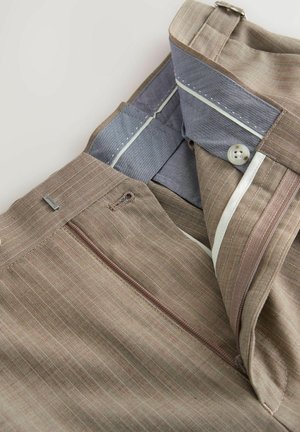 Pantaloni a righe marroni con una tasca con zip, fodera interna blu e dettagli di cucitura bianchi. Presenta un design a vestibilità classica e passanti per cintura.