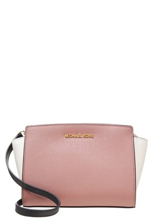 Prostokątna torba na ramię z różowej i białej skóry z czarnym paskiem i złotym logo Michael Kors z przodu.