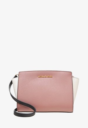 Prostokątna torba na ramię z różowej i białej skóry z czarnym paskiem i złotym logo Michael Kors z przodu.