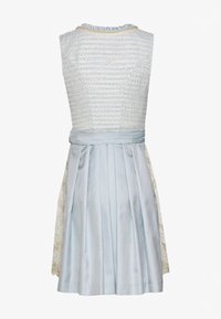 Robe bleu clair avec un corsage texturé et une jupe plissée. Comprend une superposition en dentelle et une ceinture à ruban. Col à volants et accents dorés.