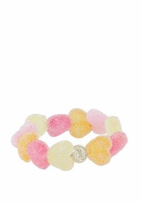 Hjärtformat armband gjort av strukturerade, pastellfärgade resinpärlor i rosa, gult och vitt, med en liten metallisk logotypdetalj.