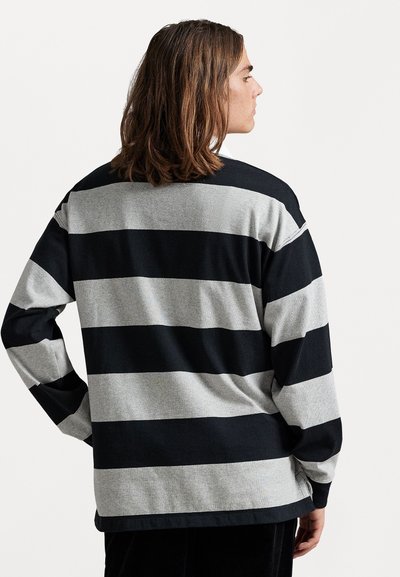 Camisa de manga larga con rayas horizontales en negro y gris, hecha de una tela suave, con un ajuste relajado y un dobladillo recto.
