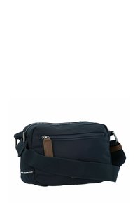 Sort nylon crossbody taske med en lynlåslukket hovedrum, brun læderdetalje og justerbar rem. Har reflekterende stribe detaljer.