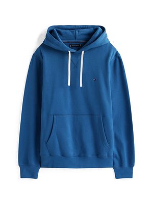 Blauwe pullover hoodie van zacht materiaal, met een voorste kangaroozak, witte trekkoorden en een klein logo op de borst.