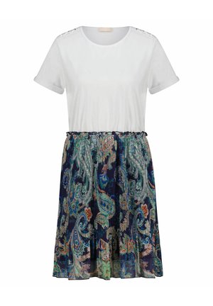 Bílá košile s krátkým rukávem a ohrnutými manžetami, elastická sukně s květinovým vzorem v modrých, zelených a rezavých tónech, s záhyby. Tlačítkové detaily na ramenou.