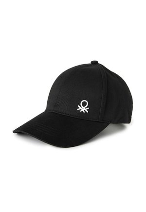 Gorra de béisbol negra con visera curva que presenta un pequeño logo blanco bordado en el panel frontal sobre un fondo blanco.