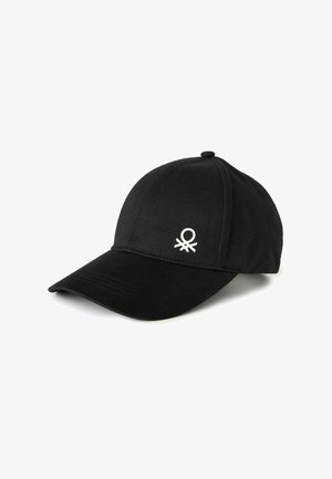 Casquette de baseball noire à visière courbée avec un petit logo blanc brodé sur le panneau avant, sur fond blanc.